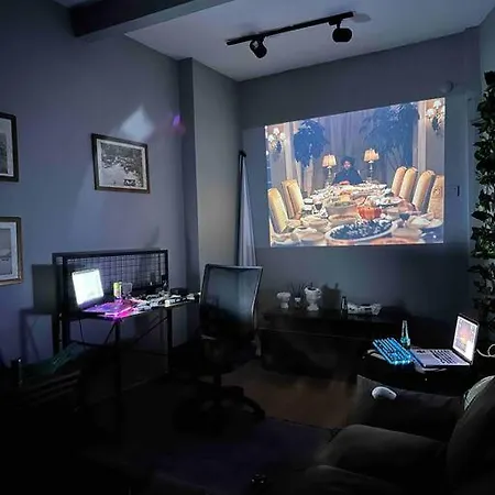 Cihangir'de Luks Mobilyali Tatli Konfor Sinema Tarzi Salon * Stambuł