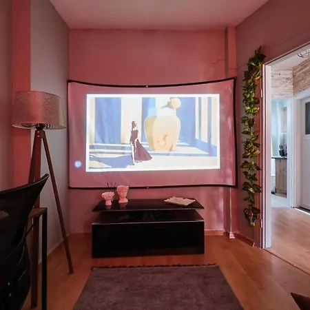 Cihangir'de Luks Mobilyali Tatli Konfor Sinema Tarzi Salon *