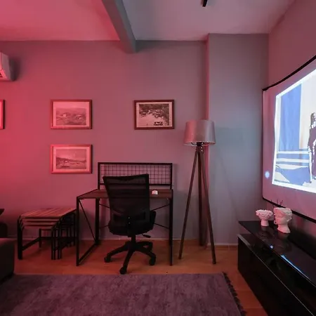 Cihangir'de Luks Mobilyali Tatli Konfor Sinema Tarzi Salon *